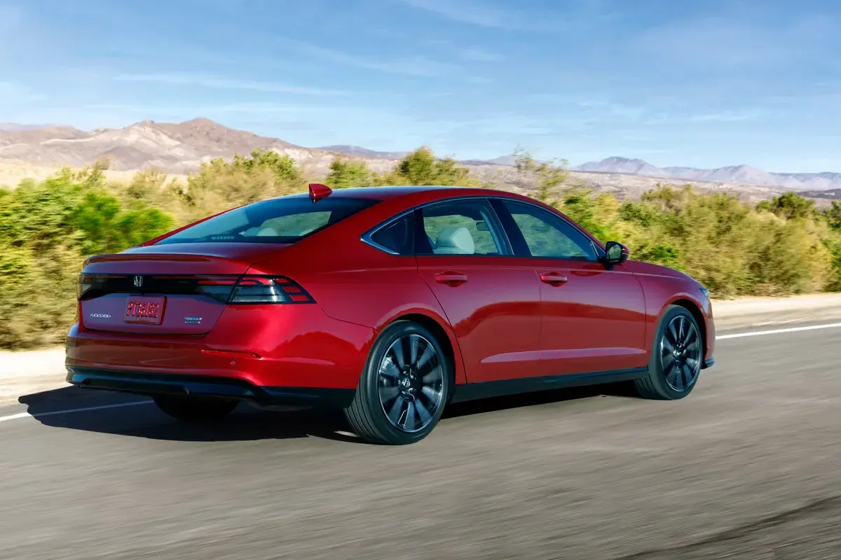 Honda Accord Hybrid 2023: первый обзор: элегантный седан с Google Smarts