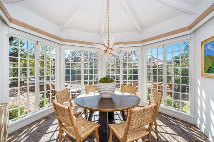 Джим Керри выставил на продажу особняк за 29 млн долларов в Лос-Анджелесе, предлагая взглянуть на свое творчество