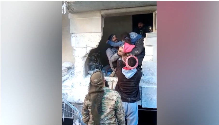 Сестра защищает брата и сестру от пыли во время 36-часового ожидания помощи после землетрясения