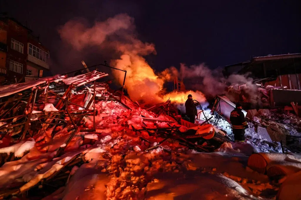 В результате катастрофы погибло 9500 человек. Надежда превращается в отчаяние: «Мы больше не слышим голоса из руин»