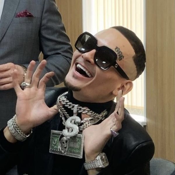 Алишеру нужны деньги?