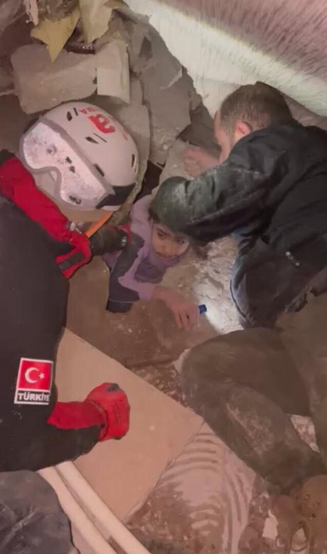 Чудом уцелели. Спасение из под обломков брата и сестры!