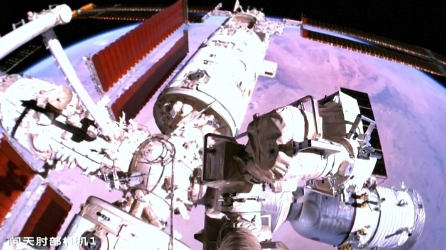 В ближайшие дни китайские астронавты Шэньчжоу-15 совершат первый выход в открытый космос.
