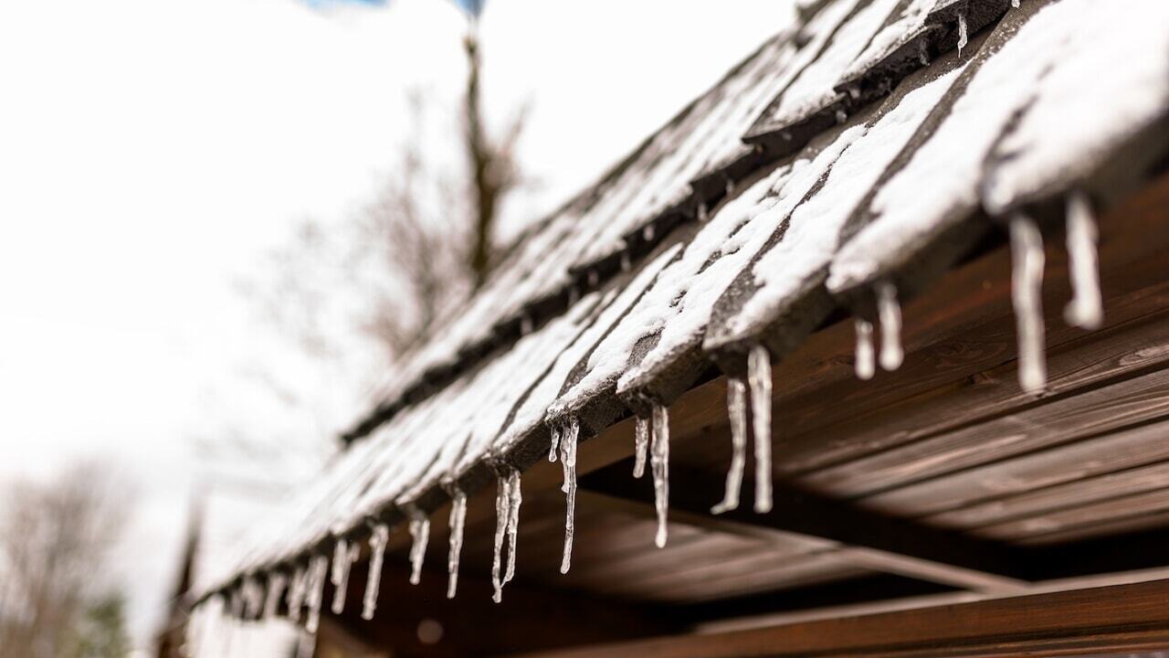 Падающий снег и сосульки с крыш и водосточных желобов: как действовать и кто виноват.