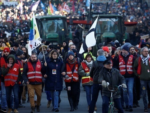 В Париже усилились протесты против повышения пенсионного возраста
