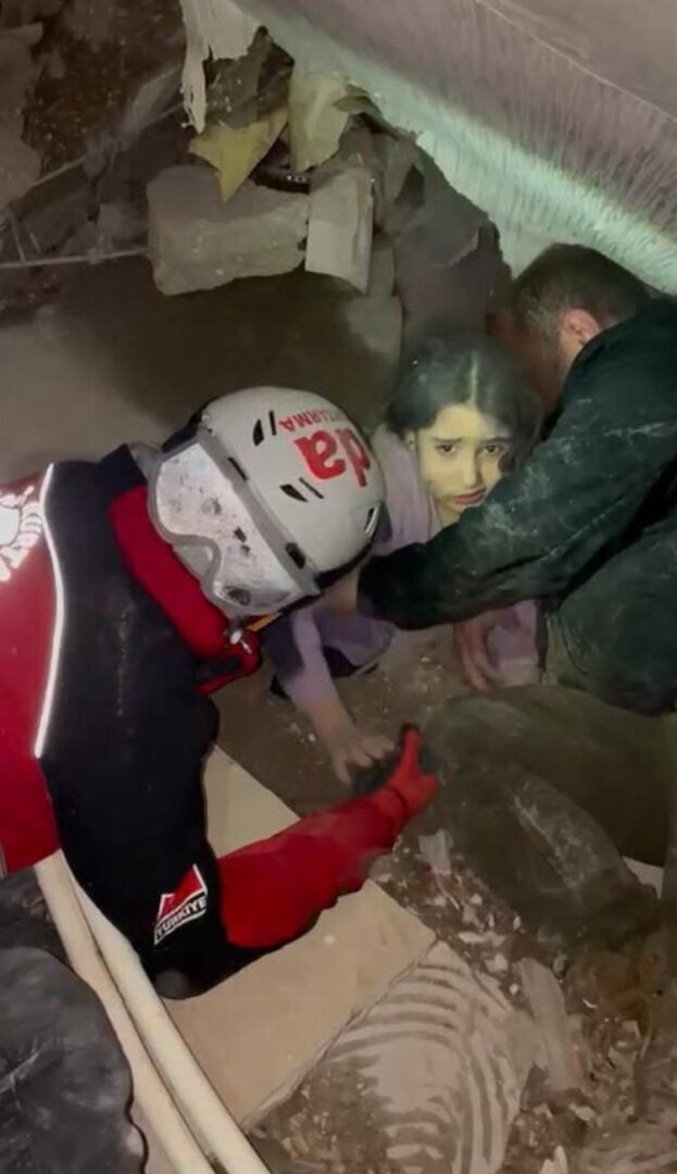 Чудом уцелели. Спасение из под обломков брата и сестры!