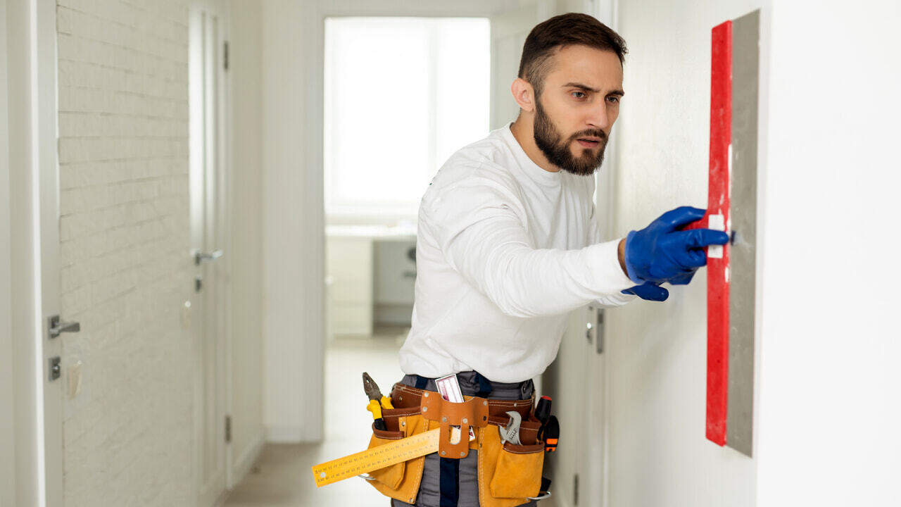 Определяем опасные трещины в доме, как их распознать и как действовать.