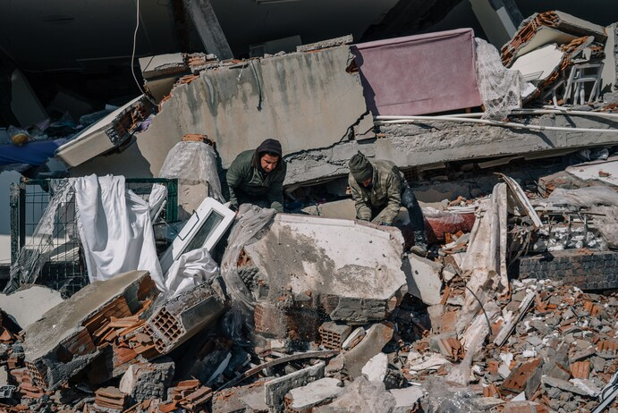 Число жертв землетрясений превышает 20 000 человек; Конвой ООН с гуманитарной помощью прибыл в Сирию из Турции