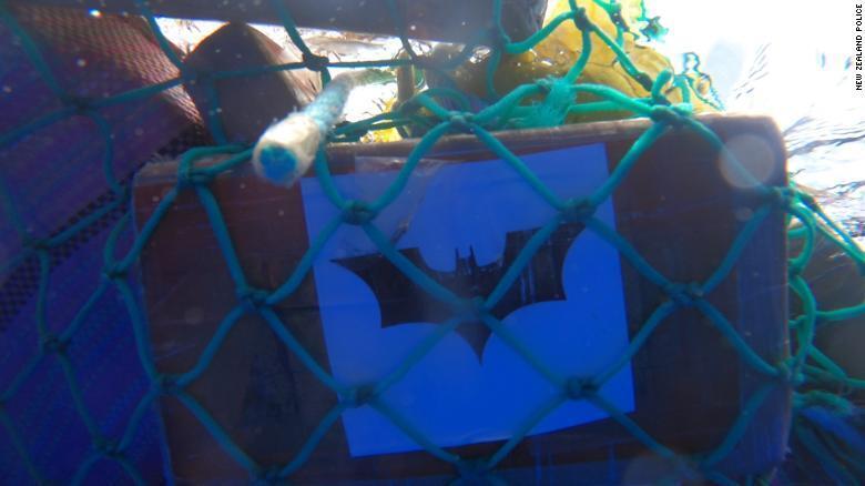 Изъята огромная партия кокаина, плавающего в море