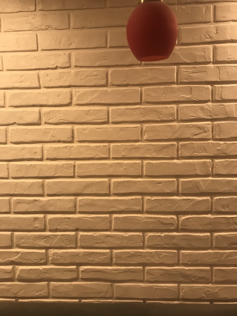 Самый бюджетный способ декоративного покрытия стены при ремонте своими руками.