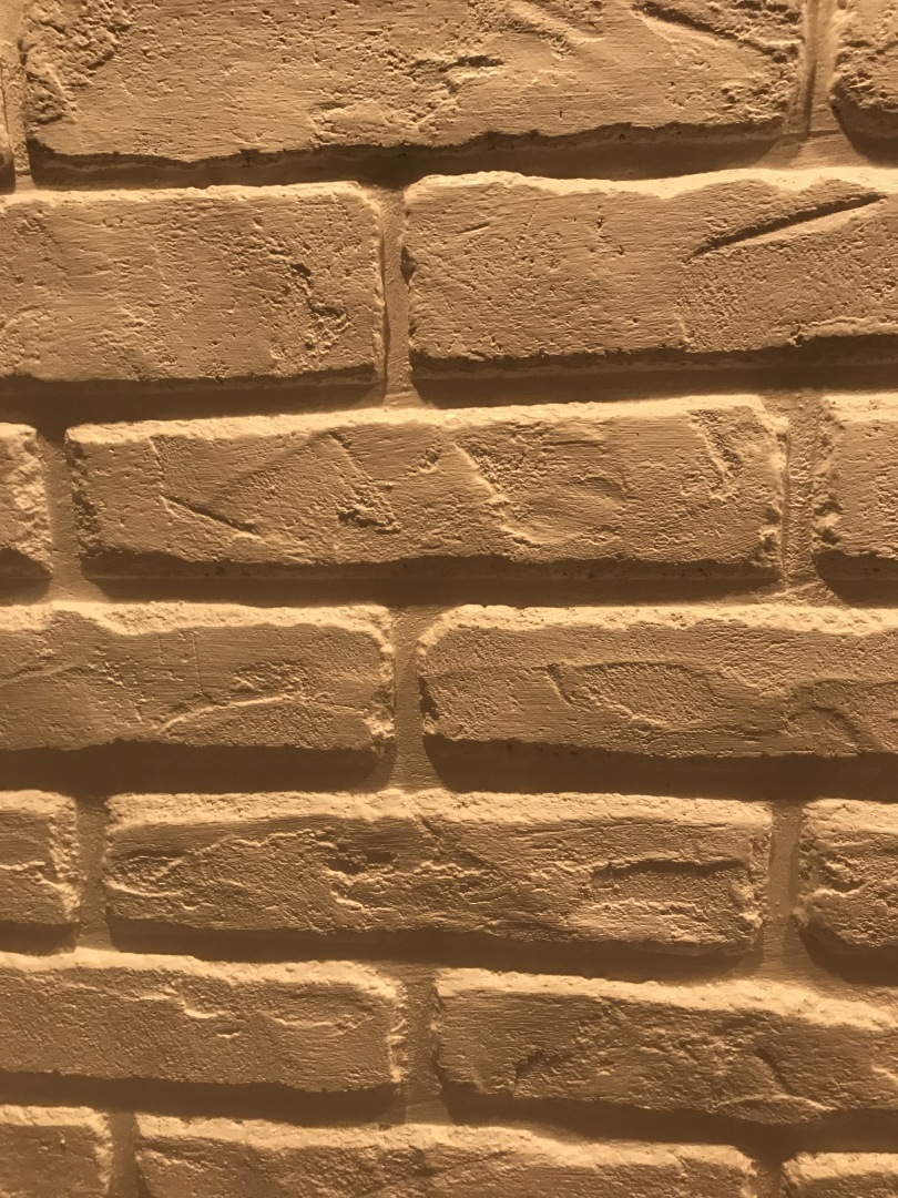 Самый бюджетный способ декоративного покрытия стены при ремонте своими руками.