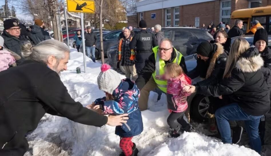 Автобус врезался в детский сад под Монреалем, полиция сообщает о гибели двух детей