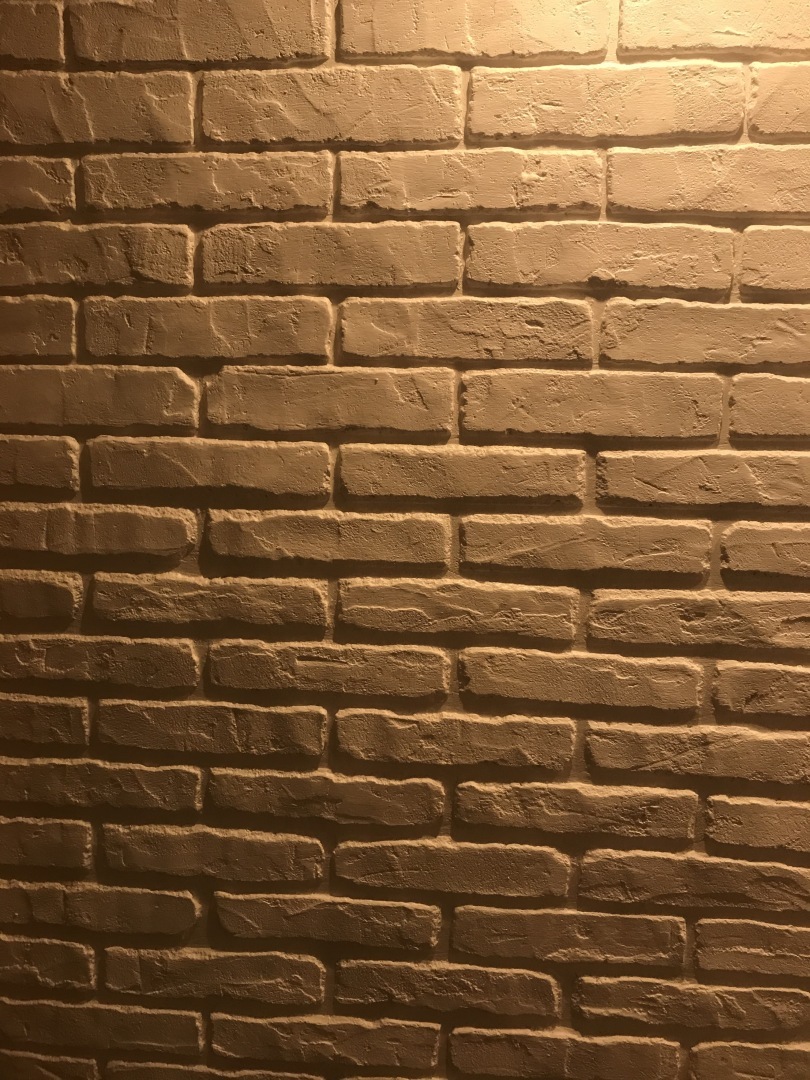 Самый бюджетный способ декоративного покрытия стены при ремонте своими руками.