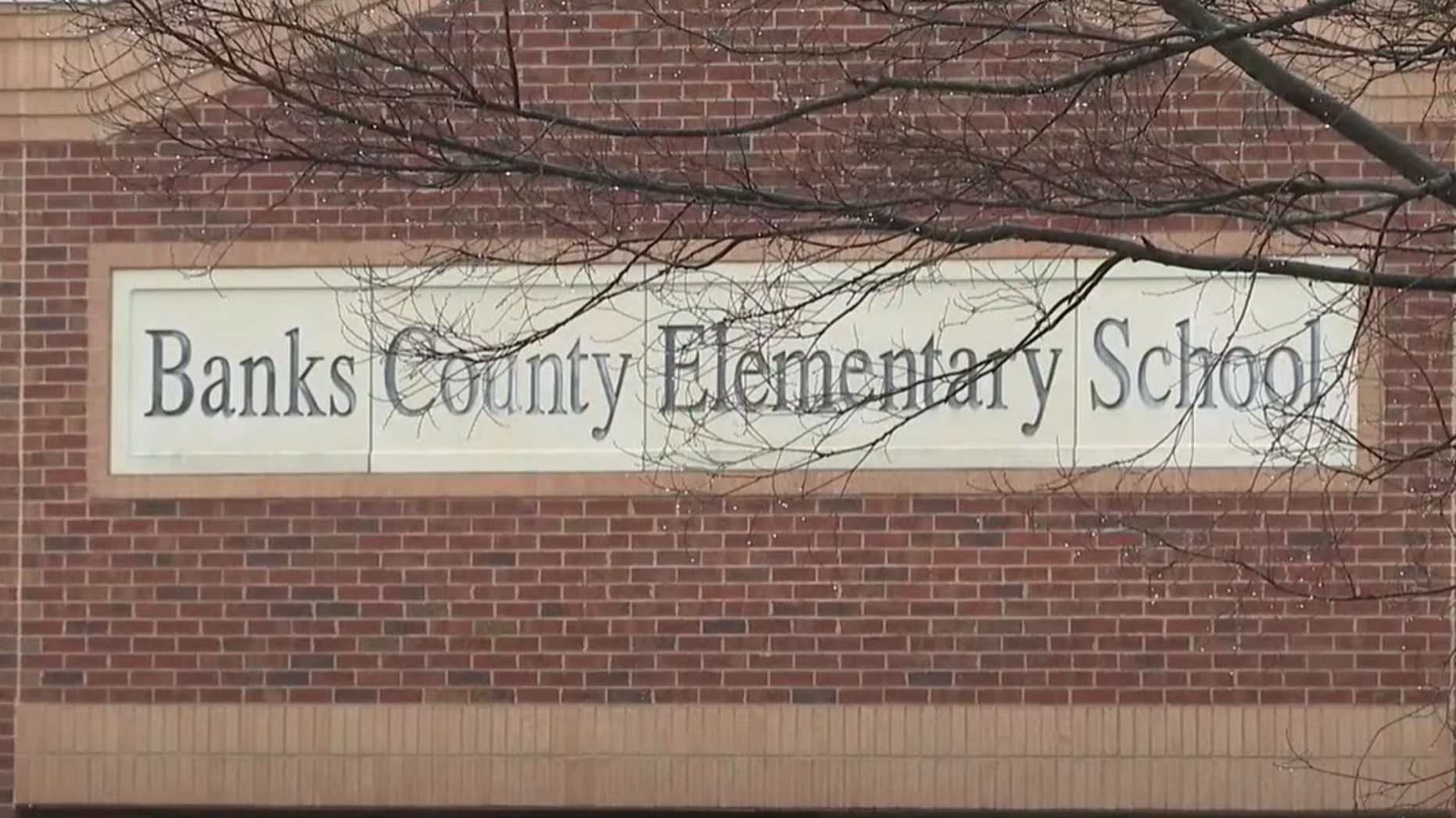 Директор начальной школы в Джорджии и учитель физкультуры уволены после обвинений в сексуальных действиях на территории школы, супруга якобы засняла