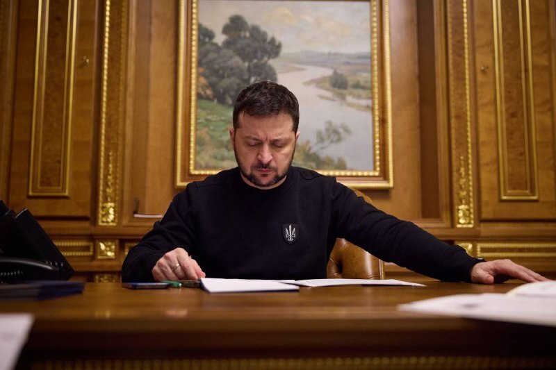 Журналист журнала Spiegel, взявший интервью у Зеленского в Офисе президента в Киеве, описал принимаемые там меры безопасности.