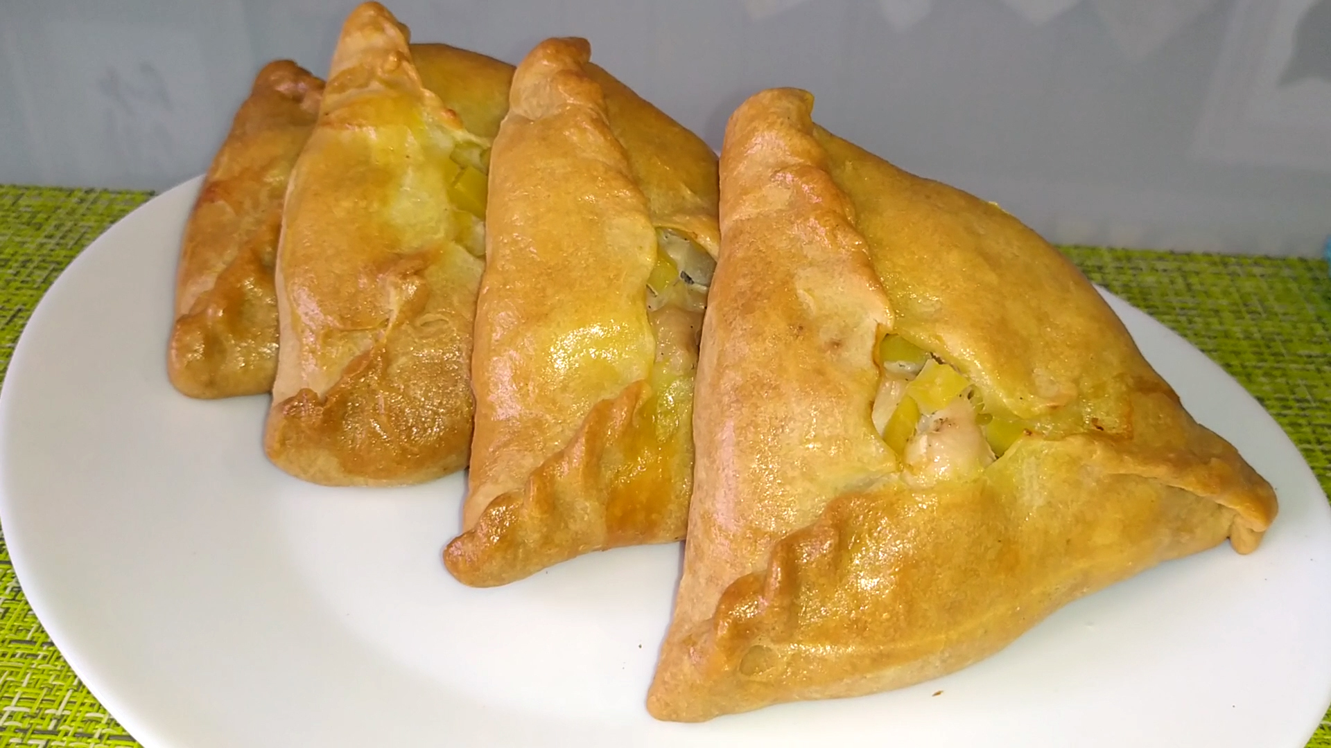 Сегодня готовим курники с мясом и картошкой. Вкусно и сытно!