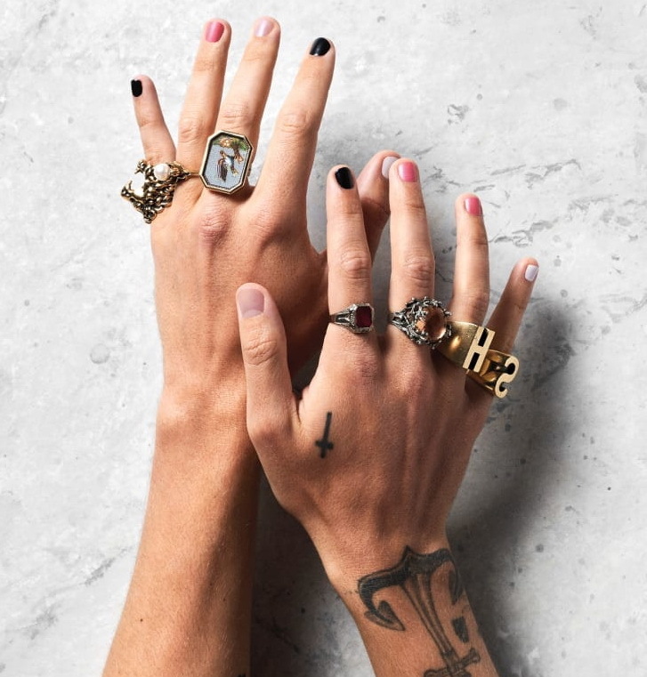 От Гарри Стайлса и Брэда Питта до Джареда Лето, что стоит за модным брендом мужской косметики?