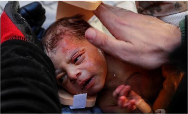 Спустя 60 часов 20-дневный младенец спасен от землетрясения в Турции