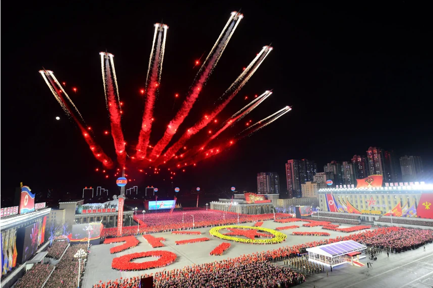 Ким Чен Ын демонстрирует дочь и ракеты на параде в Северной Корее.