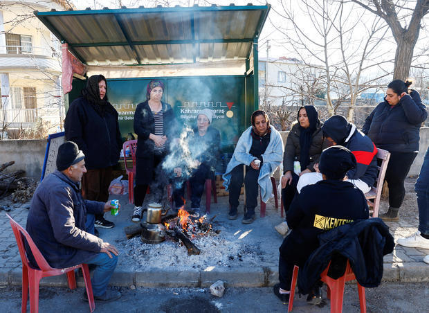 Ужас, шок, невероятные потери.Число погибших в результате землетрясений превысило 17 500 человек, так как «критическое» окно для спасения закрывается.
