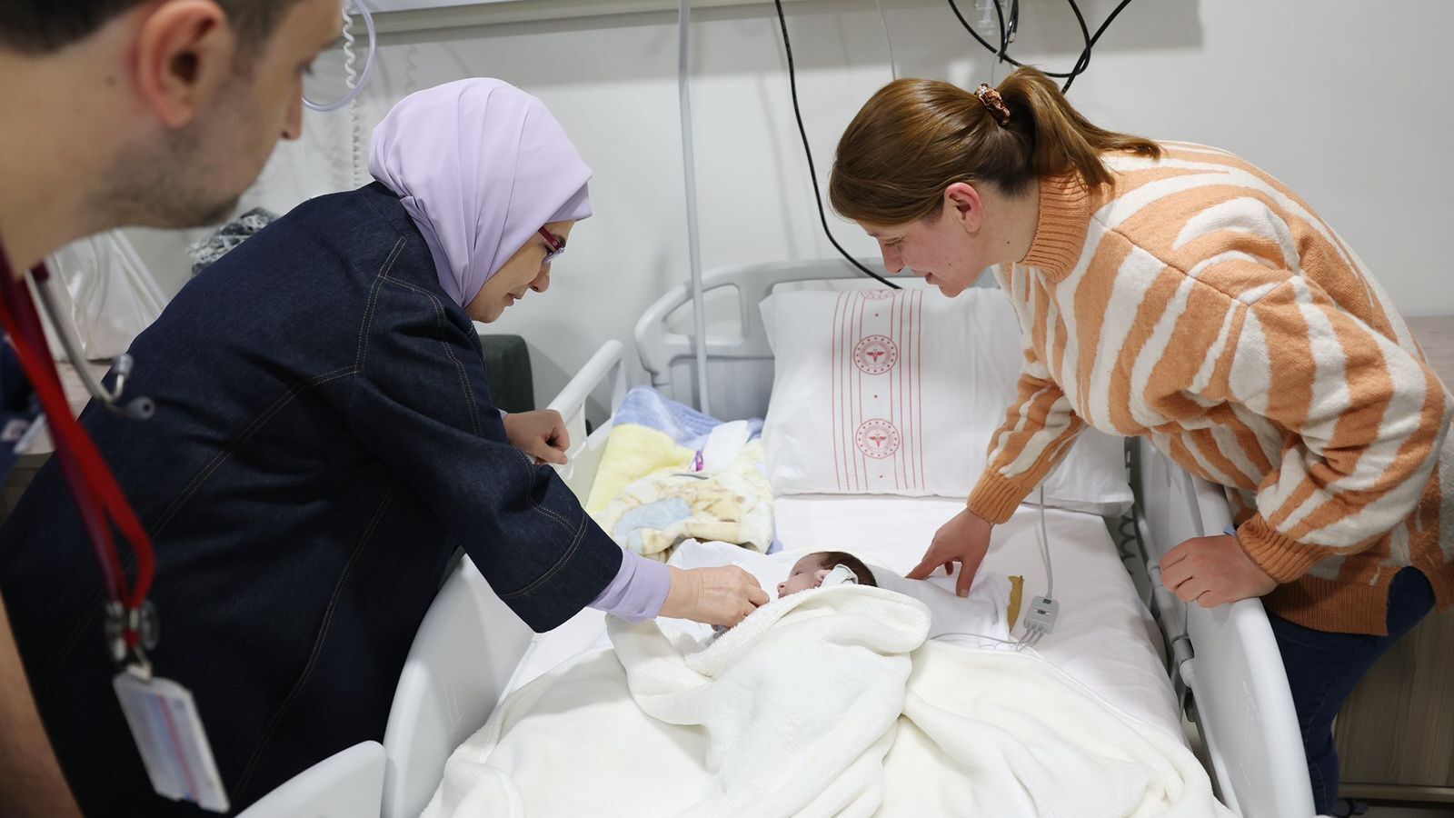 Землетрясение в Турции и Сирии: Младенцы, извлеченные из-под завалов, "возрождают надежды" после того, как их доставили в безопасное место на президен