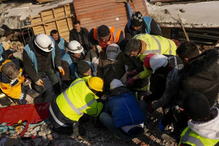 Спасатели пытаются найти выживших в «катастрофе века»