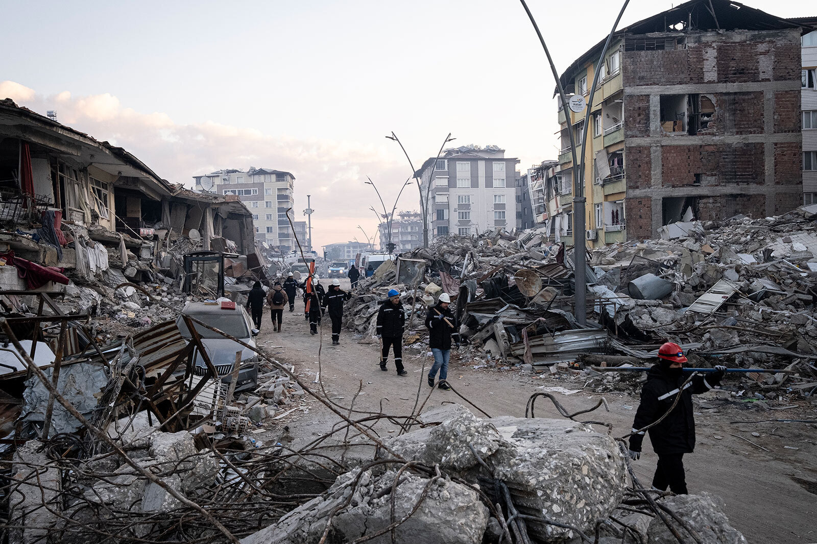 В это невозможно поверить! Сын нашел семью после чудовищного землетрясения