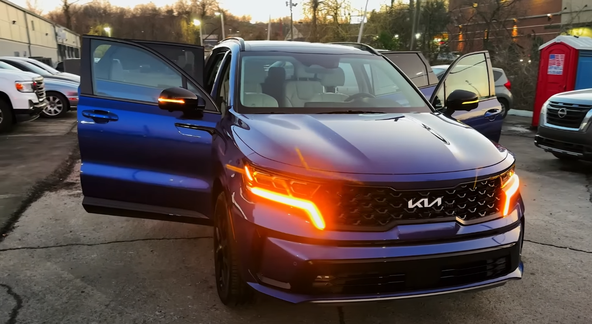 Универсальный внедорожник: Kia Sorento 2023 года с несколькими вариантами трансмиссии и большим пассажирским пространством