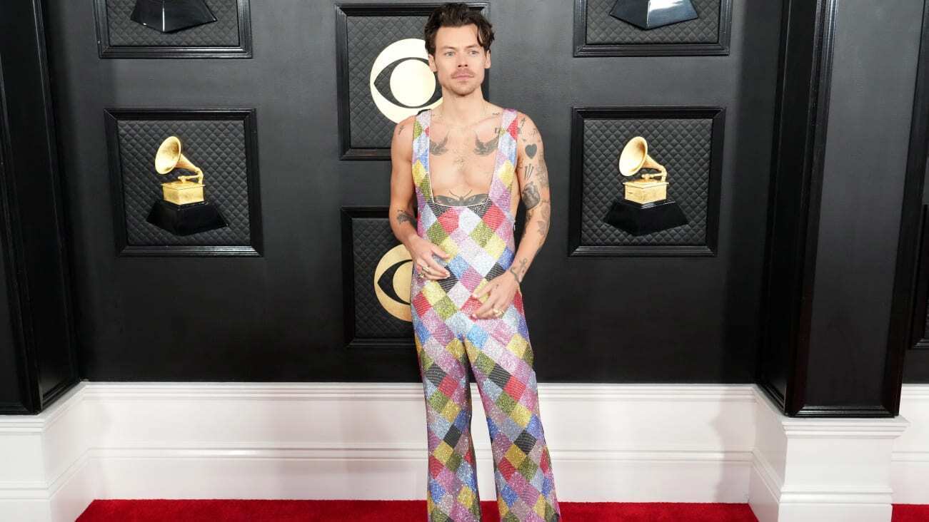 Костюм Гарри Стайлса на красной дорожке "Грэмми" - "клоункор