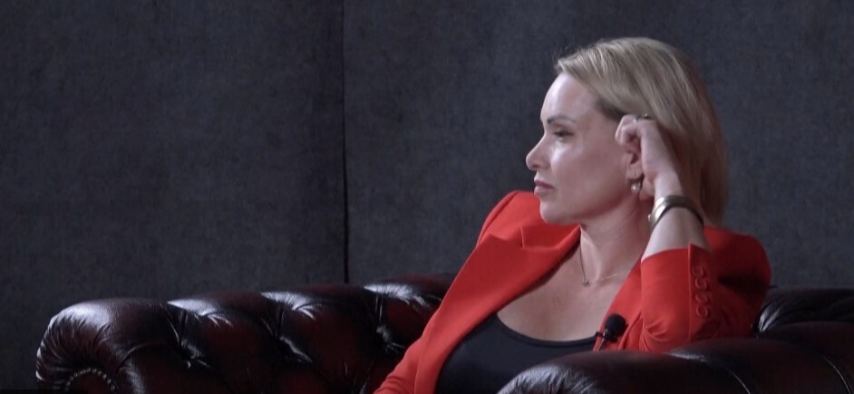 Журналистка Овсянникова издала книгу после бегства из России