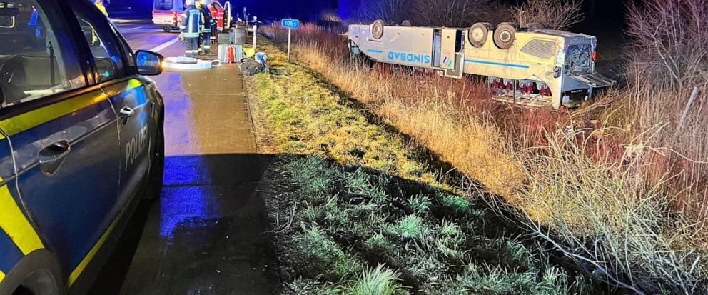 Польский автобус срывается с немецкого шоссе и переворачивается; 35 человек