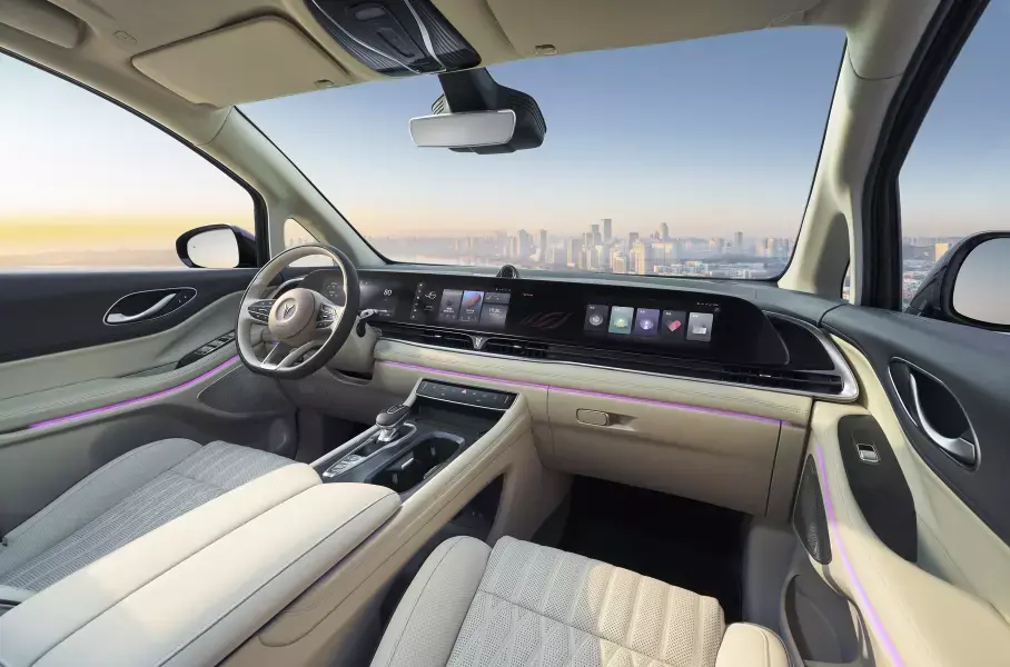 Полноприводный люксовый минивэн Voyadream приезжает в Россию