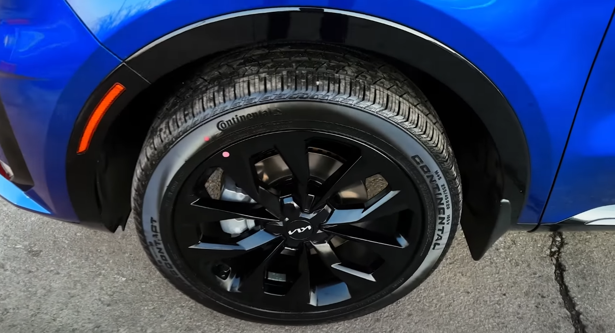 Универсальный внедорожник: Kia Sorento 2023 года с несколькими вариантами трансмиссии и большим пассажирским пространством