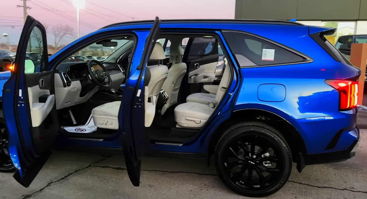 Универсальный внедорожник: Kia Sorento 2023 года с несколькими вариантами трансмиссии и большим пассажирским пространством