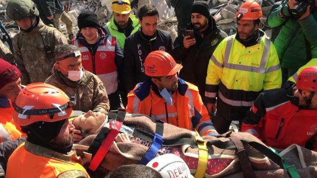 Через 103 часа после землетрясения женщина была спасена под завалами благодаря лаю собаки