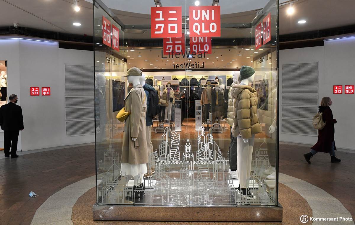 "Прощание Uniqlo с Россией: стратегия ухода модного гиганта"