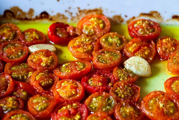 Жареные помидоры с белой фасолью и базиликом