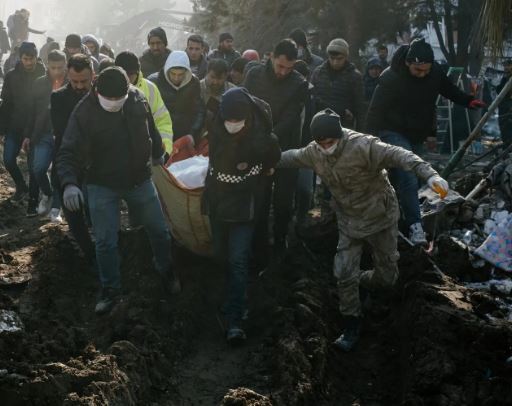 Число погибших от землетрясения превысило 22 000.