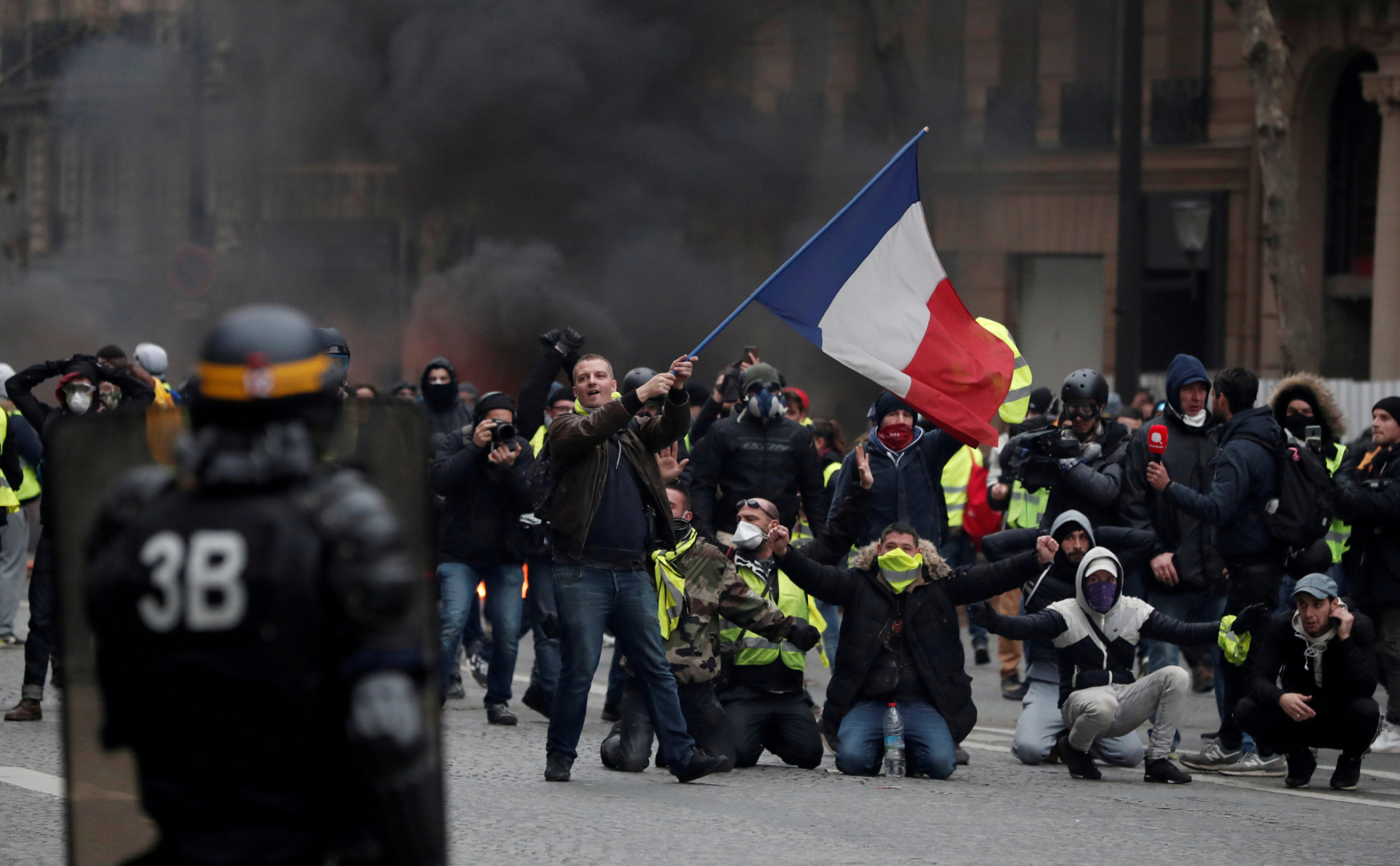 Более миллиона человек протестуют против повышения пенсионного возраста, Франция готовится к новым забастовкам.
