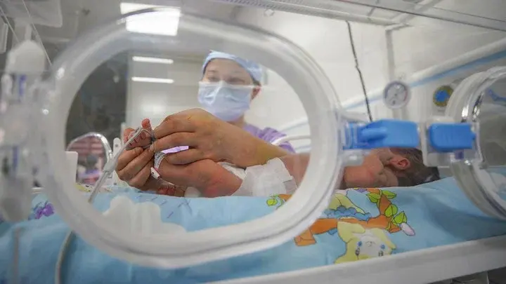 Врачи- убийцы. Роды в окружении палачей в белых халатах.