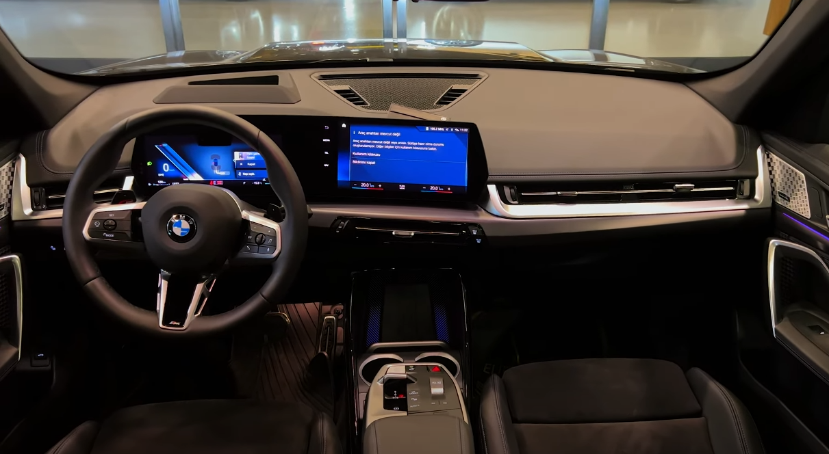 BMW представляет обновленный внедорожник X1 к 2023 году.