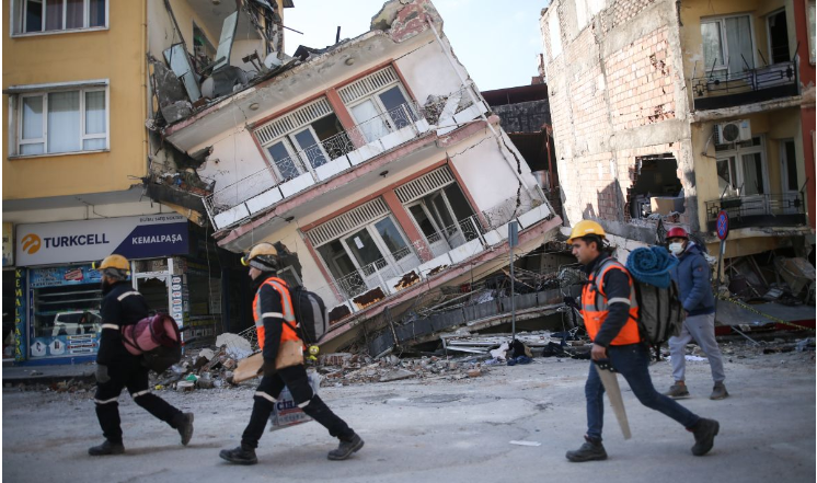 Почему так много зданий в Турции рухнуло, как будто они были из картона