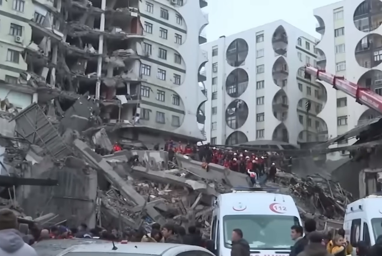 Землетрясение оставило длинную трещину в земле в Турции. Земля сдвинулась на несколько метров