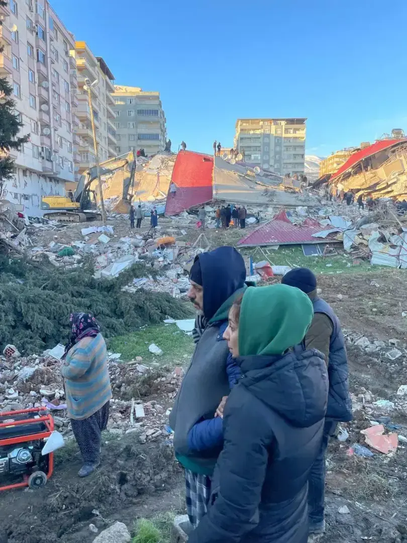 «Кто-нибудь меня слышит?»: В Турции проводится охота на оставшихся в живых людей пострадавших от землетрясения