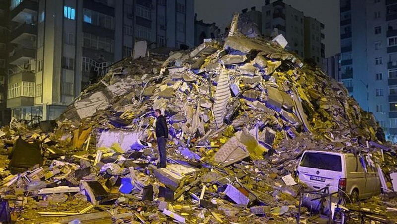 Землетрясение в Турции: местные жители помогают оказывать помощь другим, в то время как их семьи находятся под завалами.