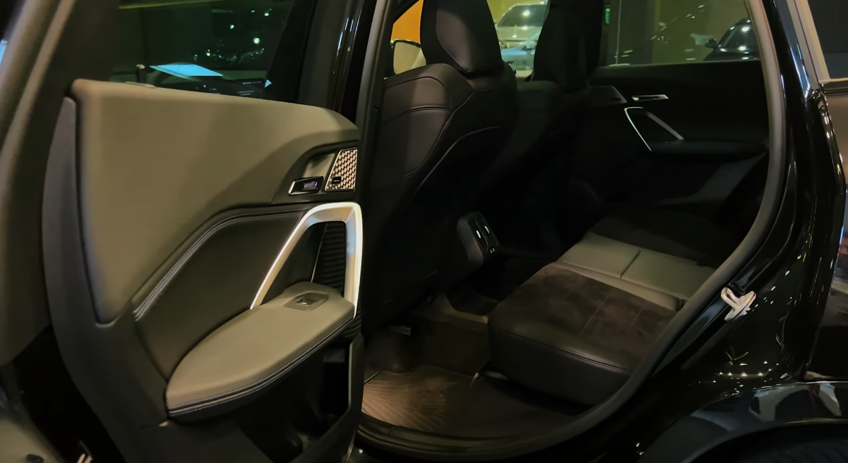 BMW представляет обновленный внедорожник X1 к 2023 году.