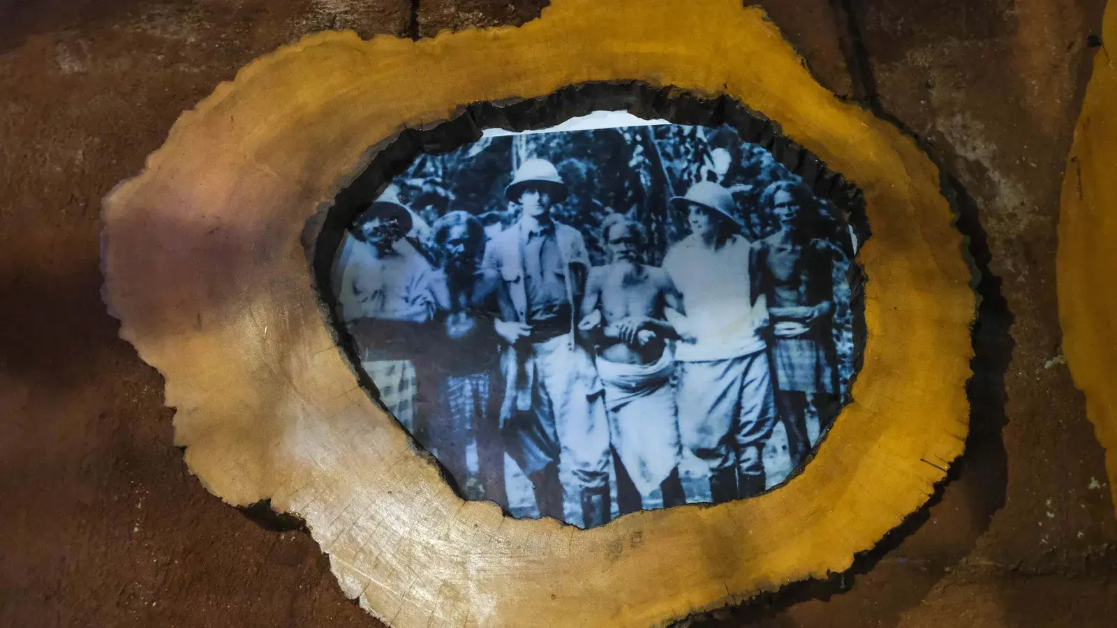 Ведды традиционно были лесными жителями, которые добывали пищу, охотились и жили сплоченными группами в пещерах в густых джунглях Шри-Ланки.