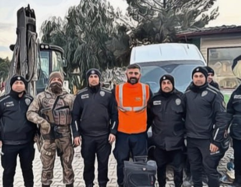 Спасатель нашел 4 миллиона долларов среди развалин в турецком городе Хатае и без колебаний отнес их в полицию