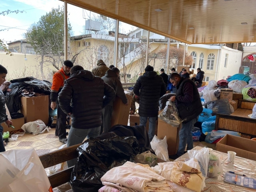 Землетрясение в Турции: местные жители помогают оказывать помощь другим, в то время как их семьи находятся под завалами.