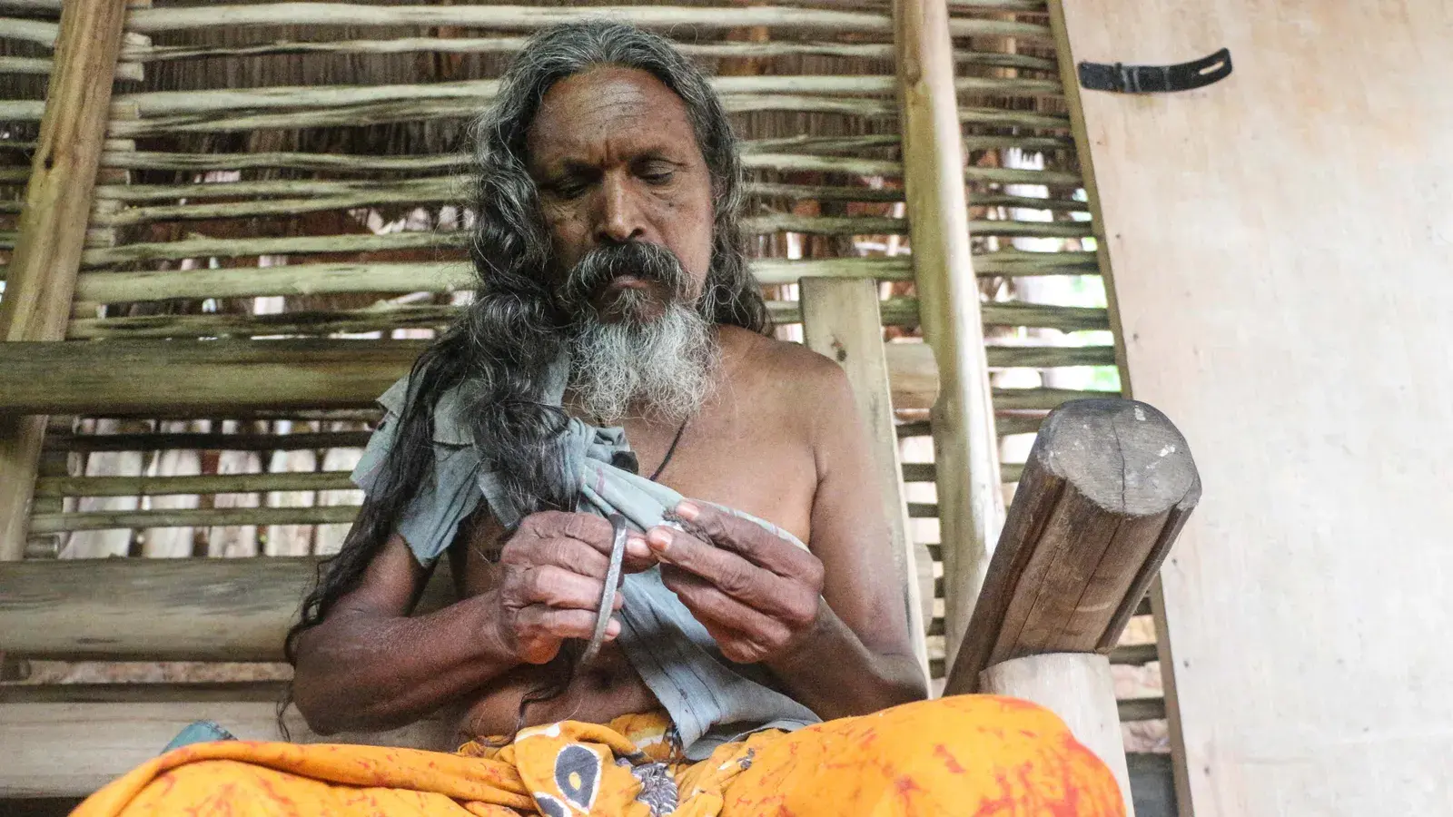 Ведды традиционно были лесными жителями, которые добывали пищу, охотились и жили сплоченными группами в пещерах в густых джунглях Шри-Ланки.